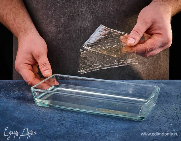 Желатин замочите в воде до мягкости.