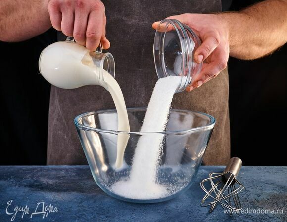Взбейте сливки с сахаром в пышную пену.