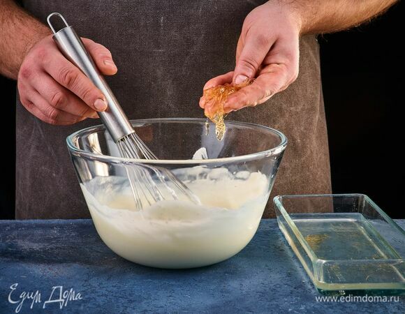 Добавьте желатин и продолжайте взбивать массу венчиком.