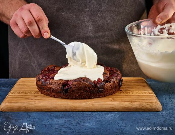 Творожную массу нанесите на остывший корж.