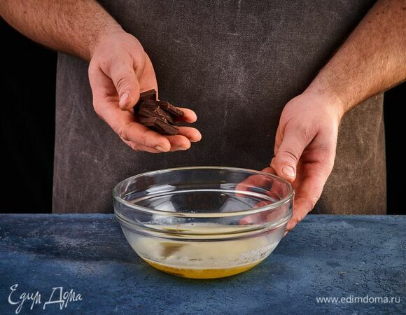 Приготовьте глазурь: в растопленное сливочное масло добавьте шоколад, перемешайте. Остудите.