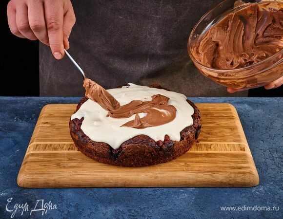 Нанесите глазурь сверху на творожный слой. Поставьте на 2 часа в холодильник.