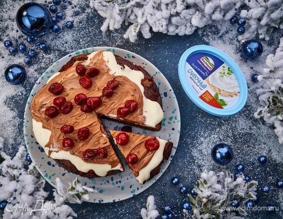 Украсьте торт ягодами и подавайте!