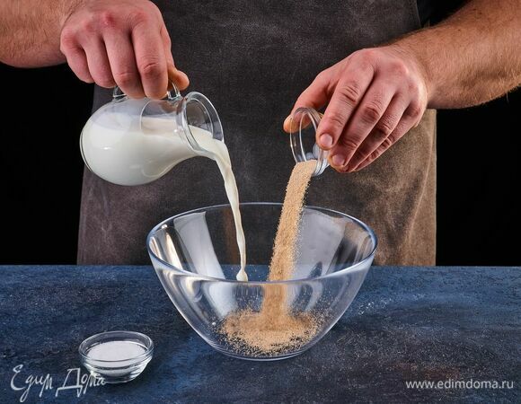 Смешайте дрожжи, сахар и теплое молоко. Оставьте на 10 минут.