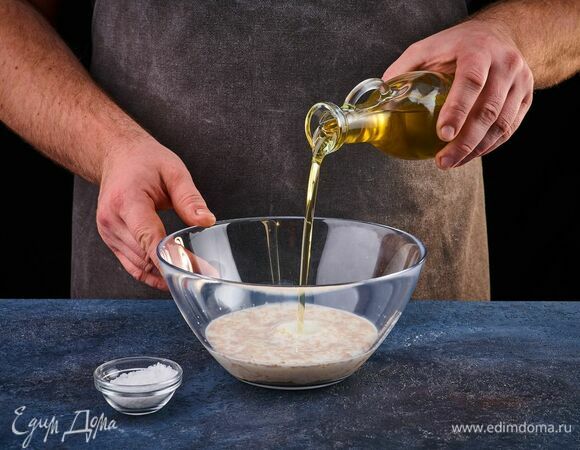 Затем добавьте в опару соль и 30 мл растительного масла.