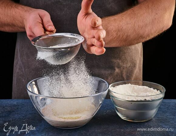 Добавьте просеянную муку.