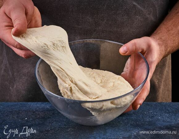 Замесите мягкое и нелипкое тесто. Поставьте в теплое место на 1 час. Подошедшее тесто, посыпав мукой, обомните.