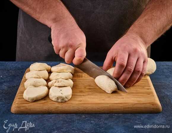 Скатайте тесто в колбаску. С помощью шпателя или ножа нарежьте на кружочки. Получившимся заготовкам дайте постоять еще 10 минут.