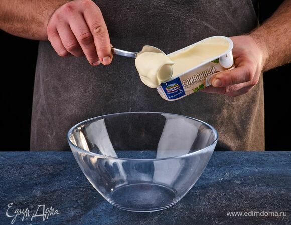 Приготовьте соус. Плавленый сыр Hochland Сливочный выложите в миску.