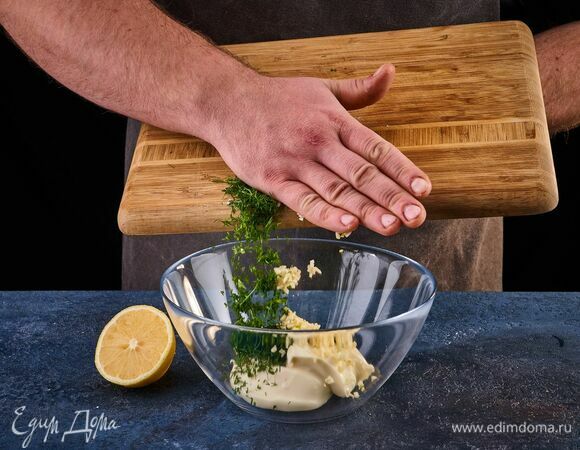 Добавьте к сыру мелко нарезанные чеснок и укроп. Сбрызните лимонным соком и перемешайте.