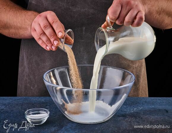 Смешайте теплое молоко, дрожжи и 1 ч. л. сахара. Оставьте на 30 минут.