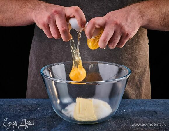 Соедините яйца, размягченное сливочное масло и сахар.