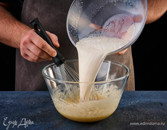 Затем добавьте опару.