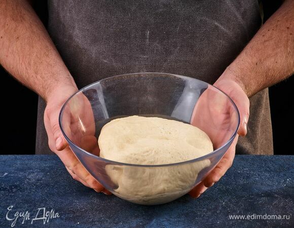 Замесите мягкое и пластичное тесто. Уберите в теплое место на 1 час.