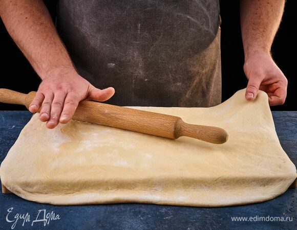 Тесто раскатайте в прямоугольник.