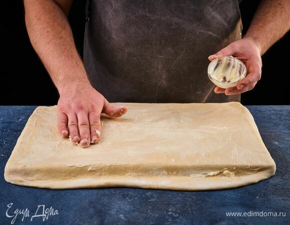 Смажьте его поверхность мягким сливочным маслом.