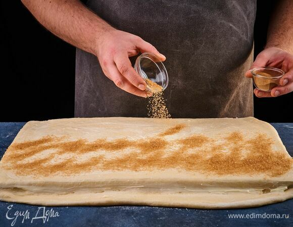 Посыпьте коричневым сахаром и корицей. Распределите начинку по всей поверхности теста.