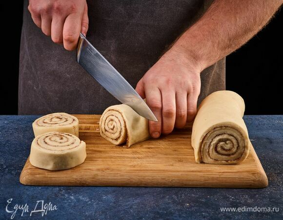 Сверните тесто в рулет, затем нарежьте на несколько частей.