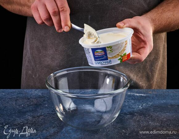 Для крема добавьте в миску творожный сыр Hochland Сливочный.