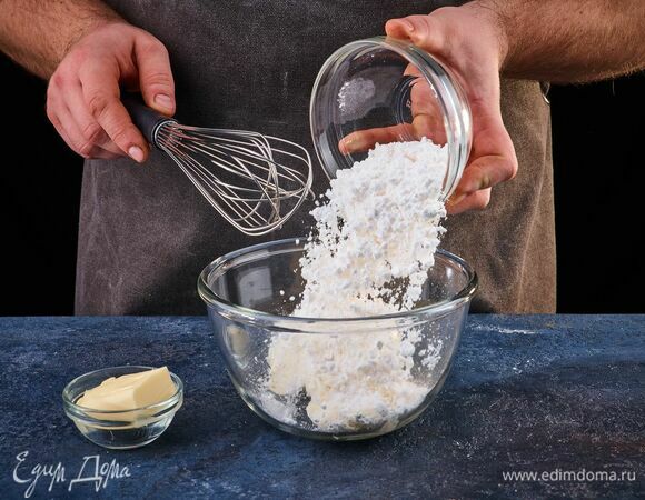 Добавьте размягченное сливочное масло и сахарную пудру. Если крем получился слишком густым, влейте немного молока.