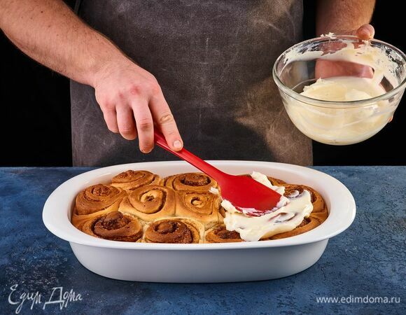 Достаньте булочки из духовки и смажьте кремом.