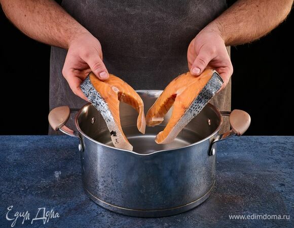 Семгу выложите в кастрюлю с водой. Доведите до кипения, снимая пену. Варите 20 минут.