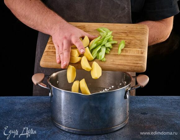 Бульон снова доведите до кипения. Добавьте нарезанные картофель и сельдерей.
