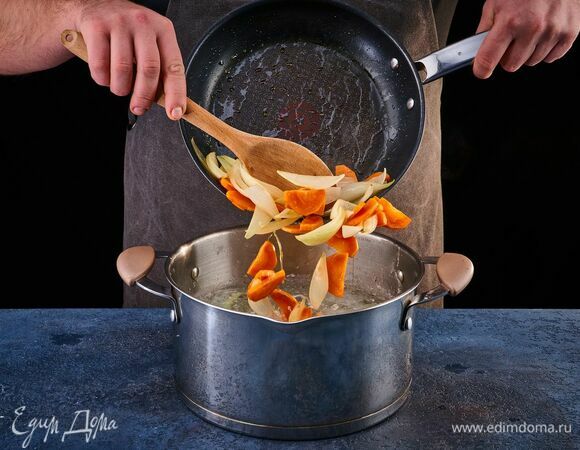 Добавьте обжаренные овощи и варите 5 минут.