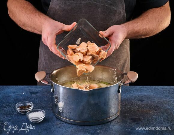 Добавьте в суп кусочки рыбы. Поперчите и слегка посолите. Помните, что плавленый сыр, который будем добавлять позже, тоже соленый.