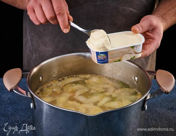 Через 5 минут добавьте плавленый сыр Hochland Сливочный и перемешайте до растворения.<br />
Через 1 минуту снимите суп с огня.