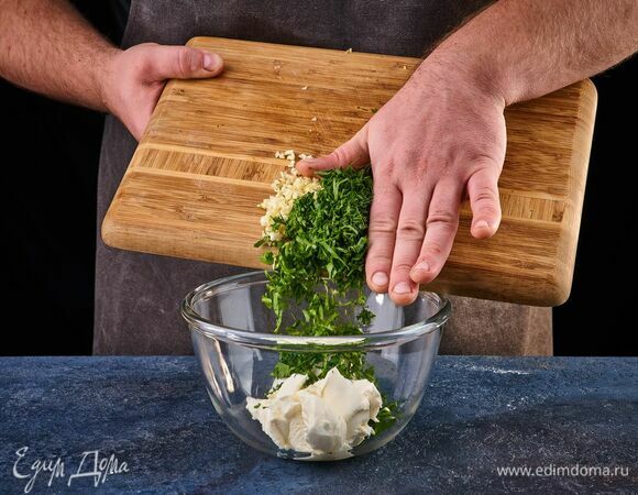 Укроп, петрушку и чеснок мелко порубите, добавьте к сыру, перемешайте.