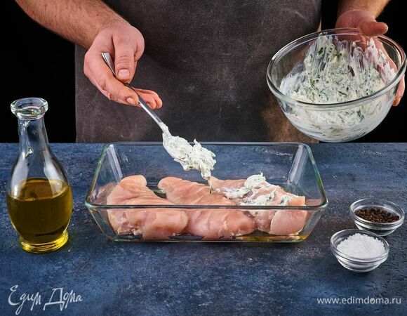 Филе грудки выложите в форму для запекания, смазанную маслом, посолите и поперчите. В разрезы вложите начинку. Запекайте курицу в разогретой до 200°С духовке около 30 минут.