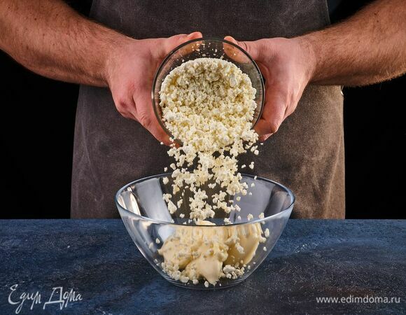 Добавьте творог и разомните вилкой.