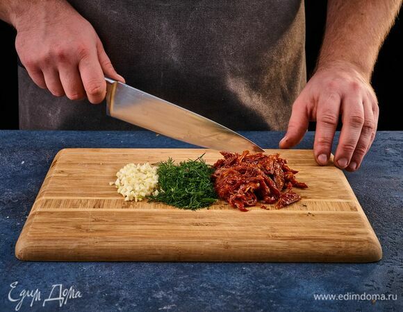 Чеснок и укроп мелко порубите, вяленые томаты нарежьте на мелкие кусочки.