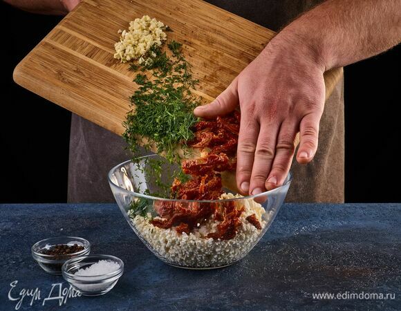 Добавьте нарезанные ингредиенты в творожную массу, при необходимости посолите и поперчите, перемешайте.