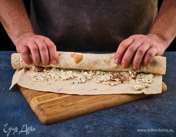 Сверните лаваш в рулет.