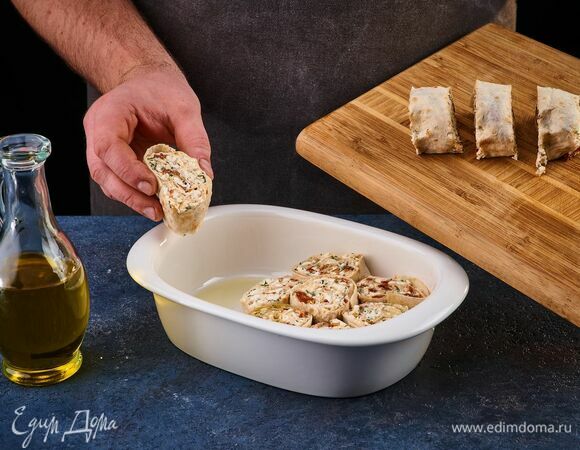 Разрежьте на порционные кусочки и выложите в форму, смазанную маслом.