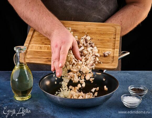 Обжарьте на сковороде с оливковым маслом нарезанные ножки и лук. Посолите, поперчите. Жарьте до готовности шампиньонов.