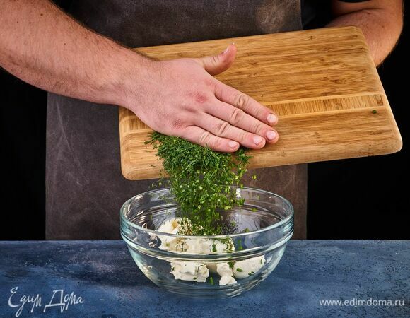 Укроп мелко порубите, добавьте к сыру.