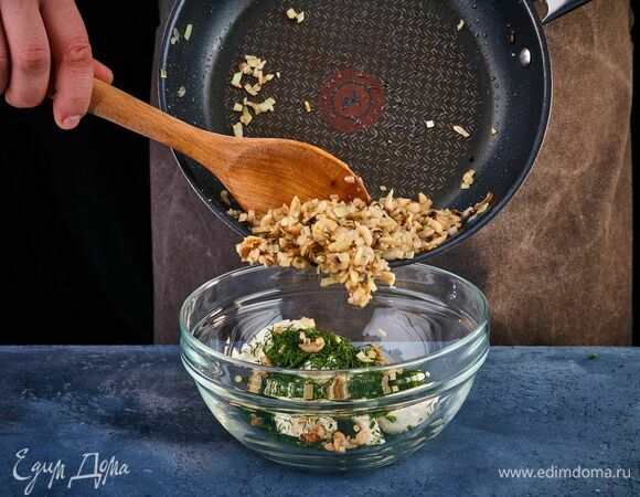 Обжаренные лук и ножки шампиньонов добавьте в миску.