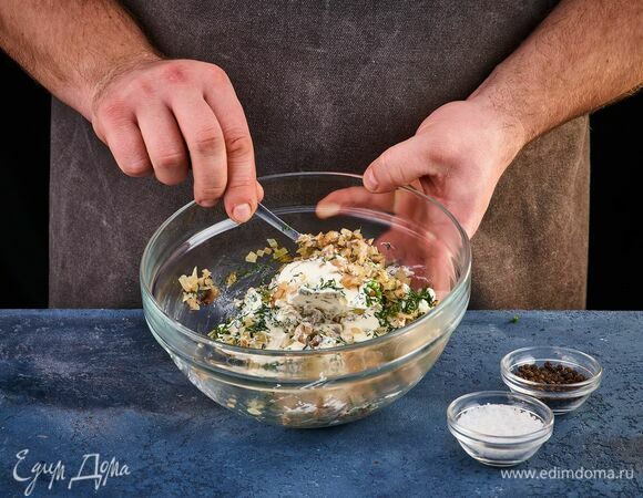 Перемешайте, при необходимости посолите и поперчите.