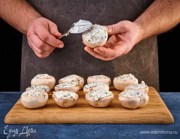 Наполните начинкой шляпки шампиньонов.