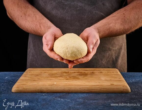 Скатайте тесто в шар, накройте пленкой и поставьте на 30 минут в холодильник.