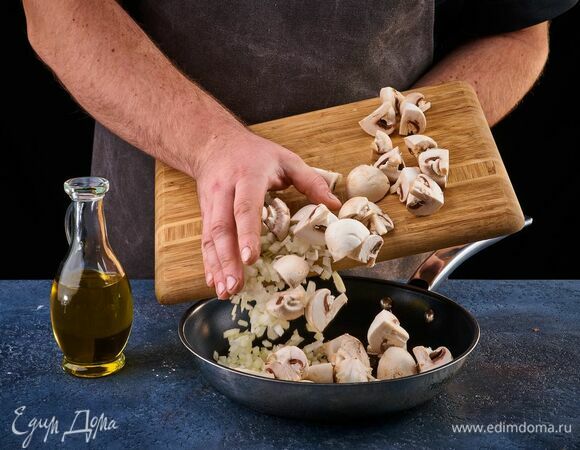 Лук мелко порубите, шампиньоны нарежьте средними кусочками. Обжарьте до готовности в сковороде с оливковым маслом.