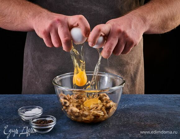 Переложите грибы в миску. Добавьте яйца, посолите и поперчите.