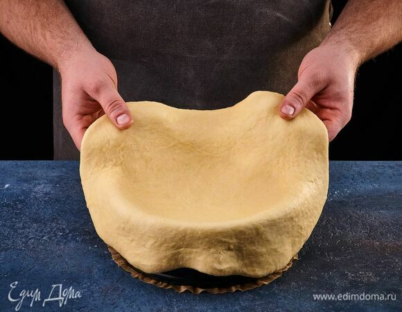Тесто выложите в форму для запекания, сформировав бортики.