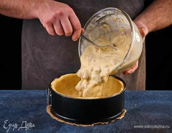 Выложите сырно-грибную начинку. Выпекайте пирог в разогретой до 180°С духовке 45 минут.