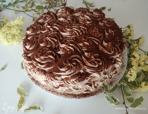 Готовый торт аккуратно извлечь из формы, посыпать какао и подавать. Приятного аппетита!