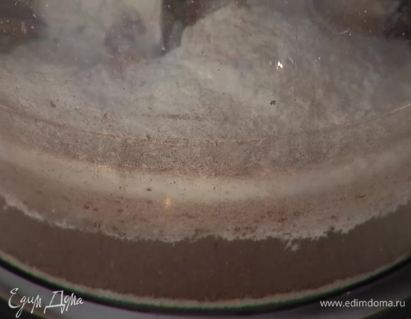 Приготовить тесто: грецкие орехи и 60 г сахара измельчить блендером, всыпать 30 г какао и еще раз измельчить, затем добавить просеянную муку, соль и предварительно размягченное сливочное масло, все взбить.