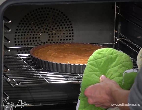 Корж вынуть из духовки и, сняв пекарскую бумагу с бобовыми, заполнить его шоколадной начинкой, затем вернуть пирог в духовку и выпекать еще 15 минут.